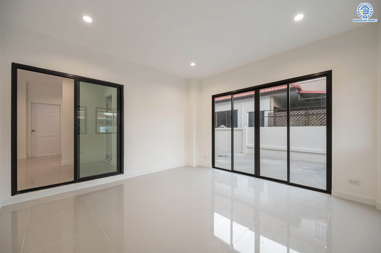 บ้านมือสองตกแต่งใหม่ โครงการ ชัยพัฒน์ เพิ่มสิน บ้านเดี่ยวหลังใหญ่ เนื้อที่ 63.8 ตร.ว. ฟังก์ชัน 3 ห้องนอน 2 ห้องน้ำ พร้อมห้องอเนกประสงค์ชั้นล่าง 1 ห้อง จอดรถได้ 1 คัน บนทำเลเดินทางสะดวก เชื่อมต่อถ.สายไหม, ถ.พหลโยธิน ใกล้สนามบินดอนเมือง และ ใกล้จุดขึ้นทางด่วน"ฉลองรัช"...